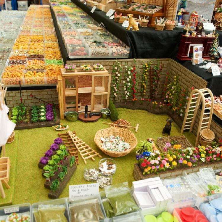 MyTinyWorld Dolls House Miniatures Garden Diorama